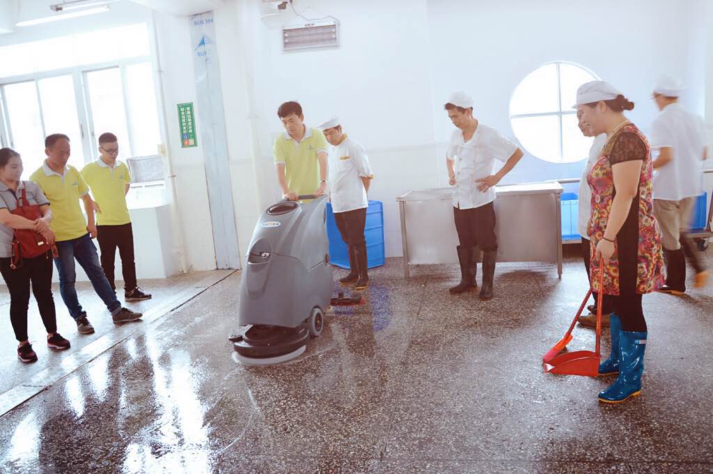 深圳全自動(dòng)洗地機價(jià)格 工廠(chǎng)保潔全自動(dòng)洗地機更便捷(圖1)