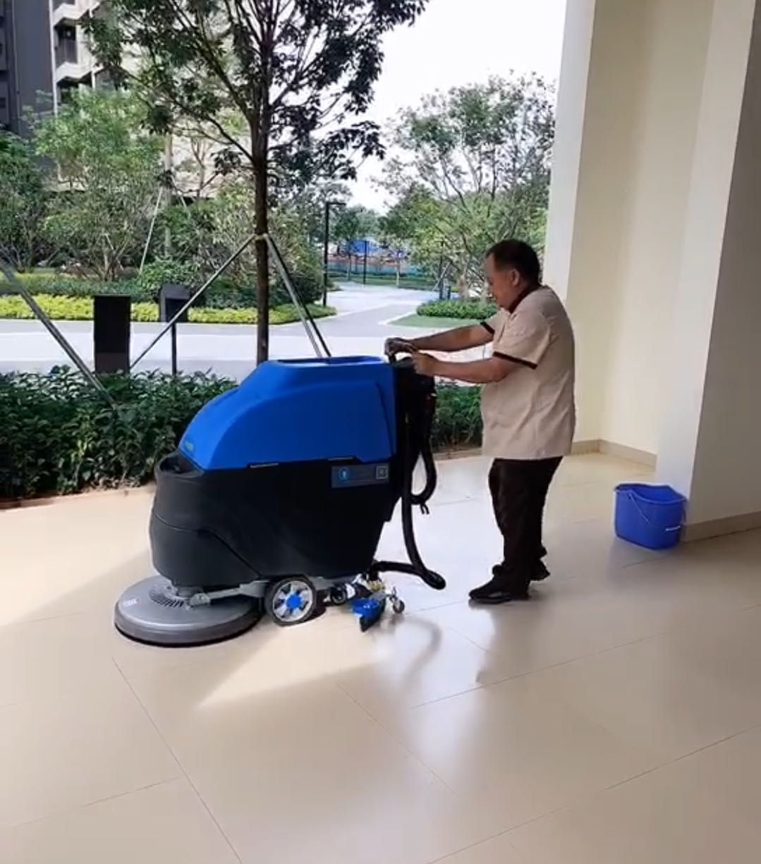 手推式洗地機 全自動(dòng)洗地機具有著(zhù)使用效率更高的特點(diǎn)(圖2)