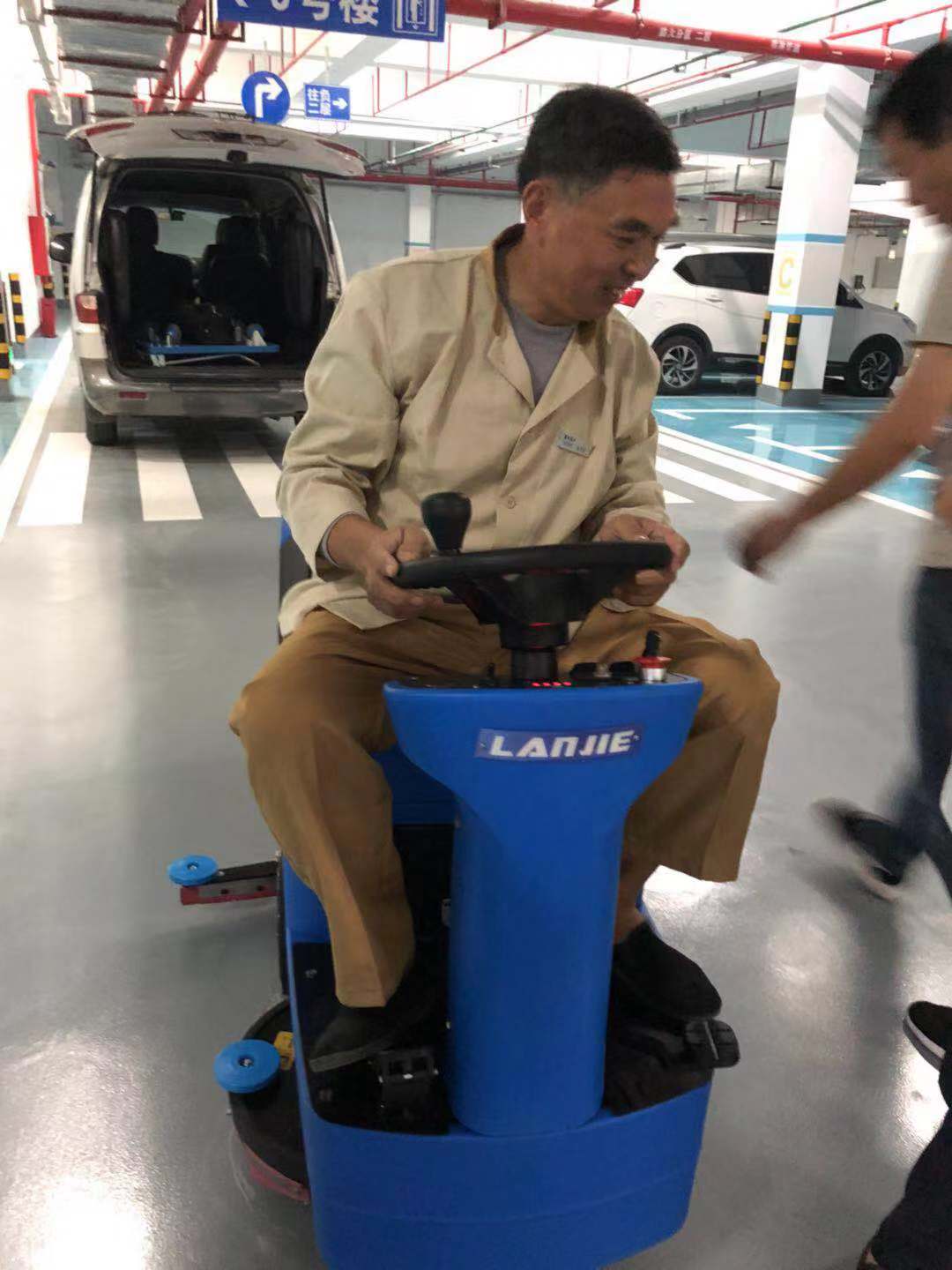 駕駛式洗地機 別讓“駕駛式洗地機排行”誤導了你購買(mǎi)行為(圖1)
