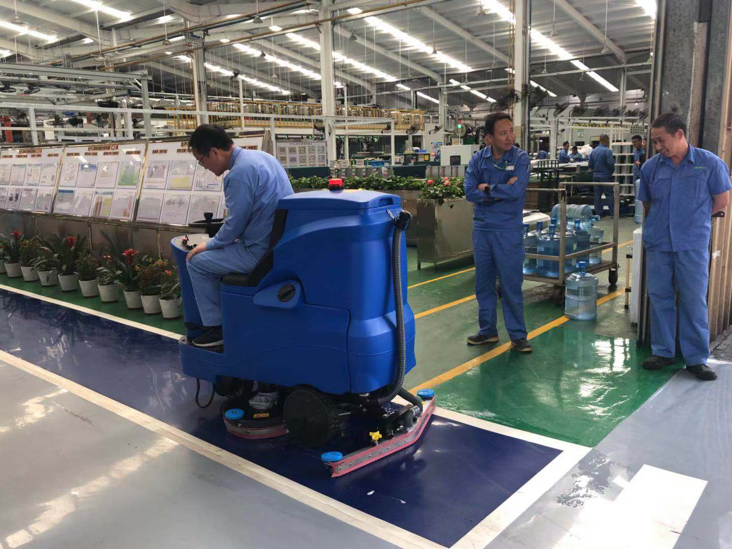 駕駛式全自動(dòng)洗地機 全自動(dòng)洗地機具有著(zhù)使用效率更高的特點(diǎn)(圖2)