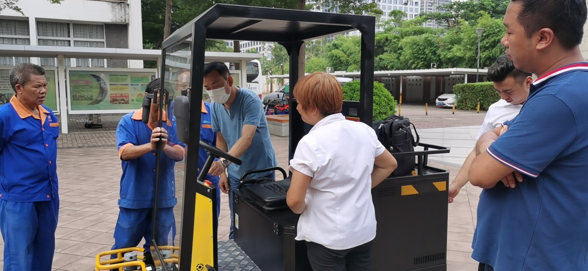 駕駛式掃地機