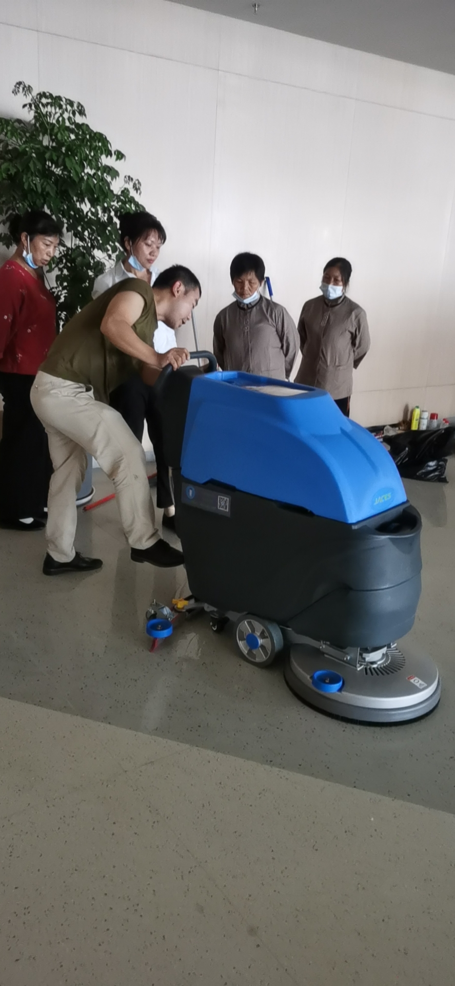 如何選擇駕駛式洗地機，深圳洗地車(chē)選擇的標準(圖1)
