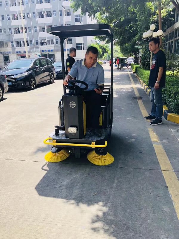 深州駕駛式掃地車(chē)