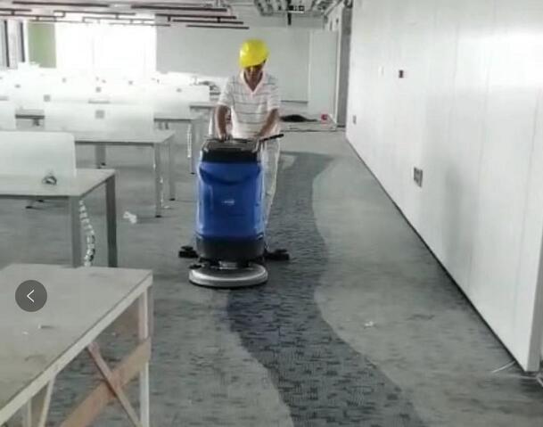 手推式洗地機 全自動(dòng)洗地機清洗地面效果良好(圖1)