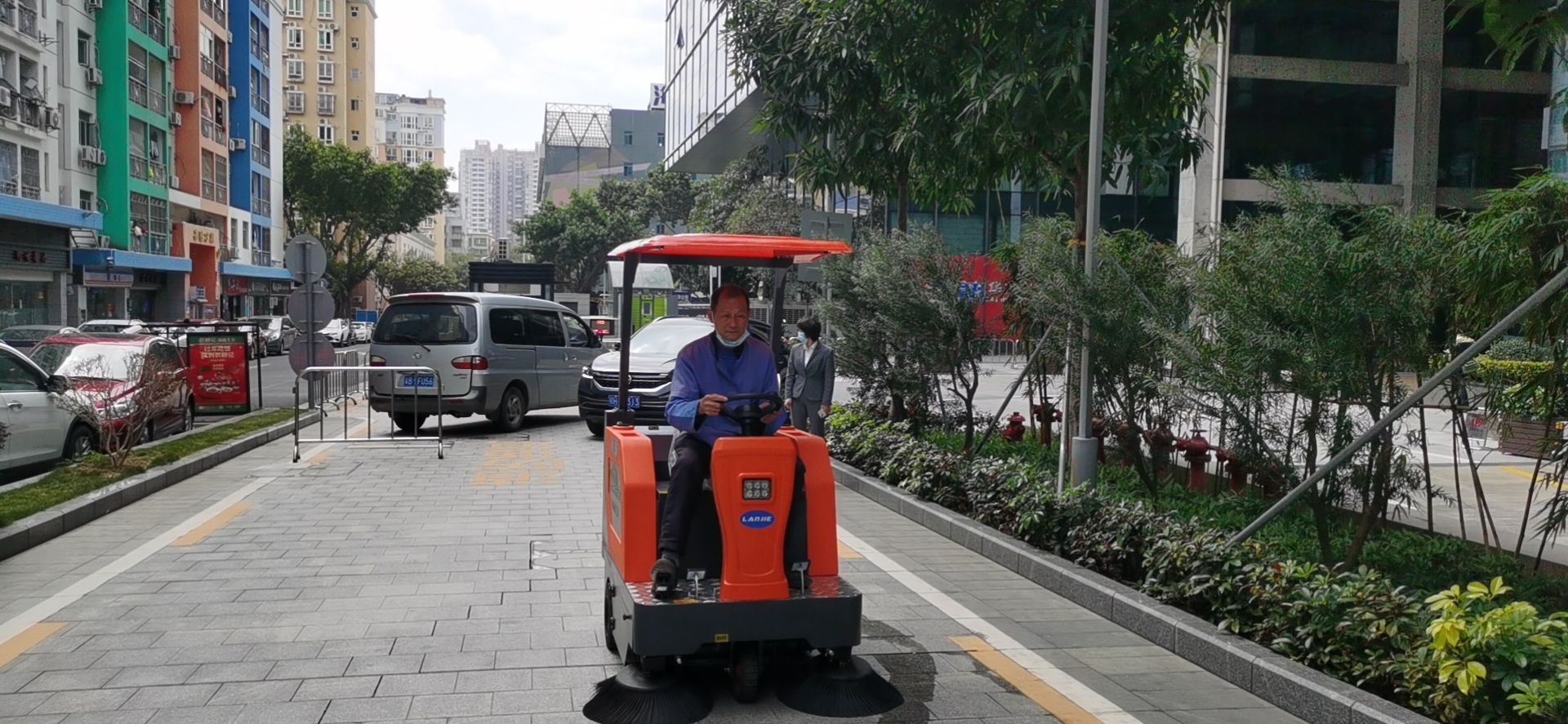 物業(yè)小區道路應如何選擇清掃車(chē)(圖1)