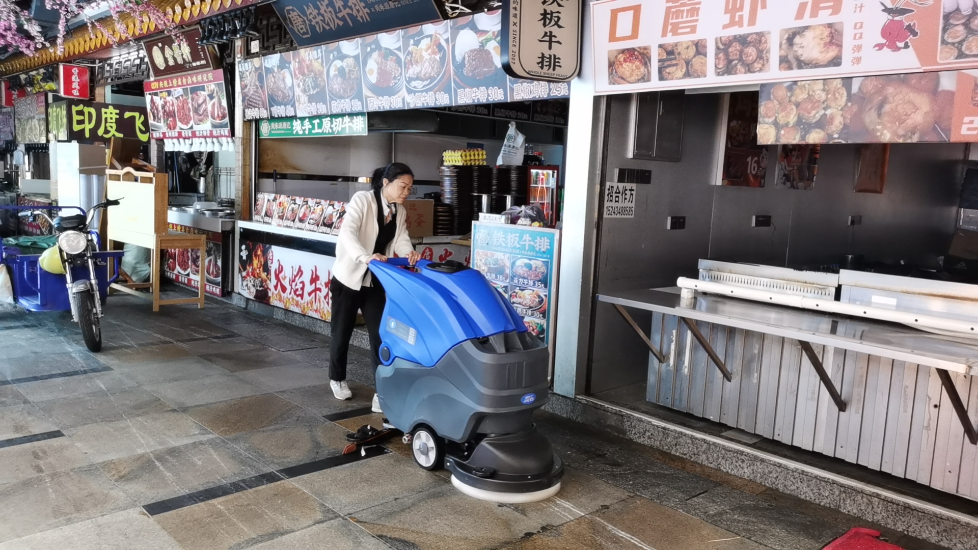 洗地機分為駕駛式洗地機和手推式洗地機兩種(圖1)